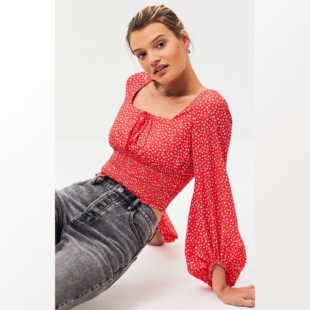 CHARLIE HOLIDAY PENELOPE BLOUSE IN RED DAISY